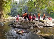 Pelajar Depok Napak Tilas Sungai Ciliwung dengan Memungut Sampah