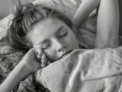 Bangun Tidur Langsung Cek HP, Hati-hati Muncul Sindrom FOMO