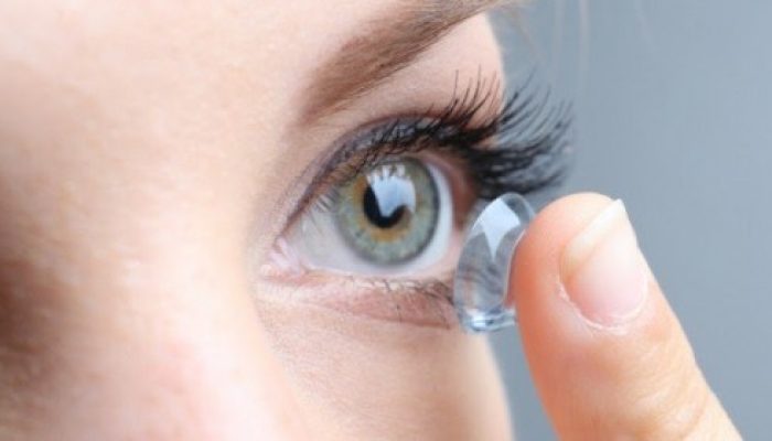 Sering Pakai Soft Lens, Jangan Lakukan Ini…