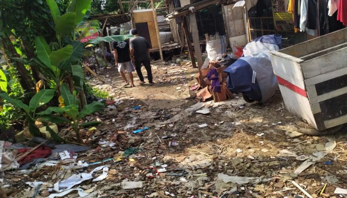 Warga RW 07 Rangkepanjaya Terganggu Adanya Tempat Penampungan Barang Bekas