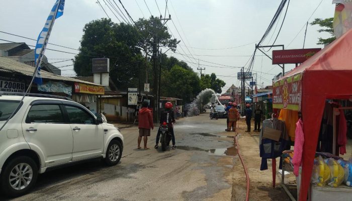 Diduga Konslet, Kabel Tiang Listrik di Beji Terbakar