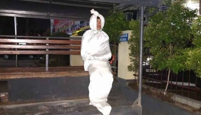 Prank Jadi Pocong, Remaja Ini Ditangkap Polisi
