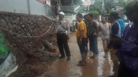 Hujan Deras Guyur Depok, Tembok Gudang Setinggi 3 Meter Ambruk Tewaskan Tukang Ojek Pangkalan