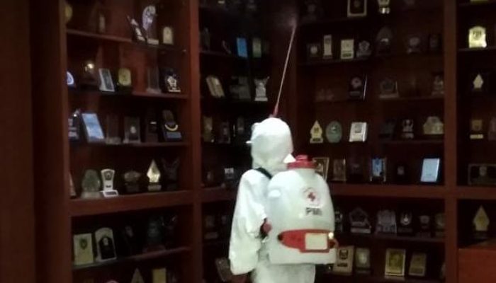 Cegah Penyebaran Corona, Gedung DPRD Depok di Semprot Disinfektan