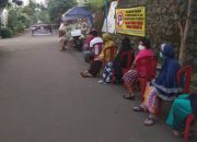 Emak-emak Perumahan Anyelir 3 Depok Belanja Sayuran Jaga Jarak 1 Meter