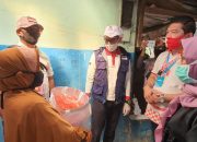 Pandemi Corona, Sandiaga Uno dan Relawan Jokowi Bantu Penjaga Sekolah di Depok