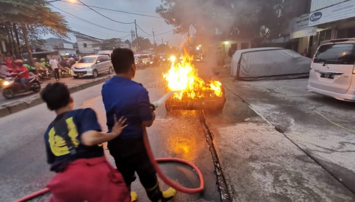 Mobil BMW Mewah Hangus Terbakar di Cinere