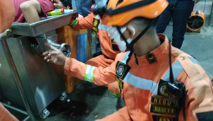 Jari Tangan Pemuda Cimanggis Hancur Masuk Mesin Penggiling Daging