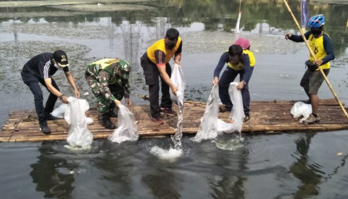 Lestarikan Jenis Ikan, Komunitas Gowes Tebar 2.500 Benih di Situ Depok