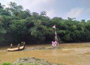 Hari Kemerdekaan, Warga Kota Depok Kibarkan Bendera Merah Putih di Sungai Ciliwung