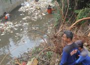 Minimalisir Terjadinya Banjir, DPUPR Depok Bersihkan Kali Cabang Tengah