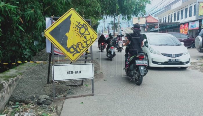 Tak Pakai Bedeng, Material Berserak di Jalan