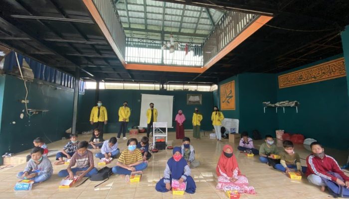 Vokasi UI Ajarkan Revolusi Mental Keuangan pada Anak SD Masjid Terminal Depok