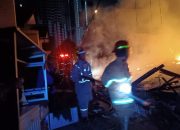 Dua Jam Petugas Pemadam Depok Jinakan Api di Rumah Makan Poncin