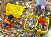 Sampah Menumpuk di Kali Baru, Petugas Kesulitan Turunkan Alat Berat