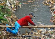 Ini Faktor Sampah Numpuk Sepanjang 300 Meter di Kali Baru Depok