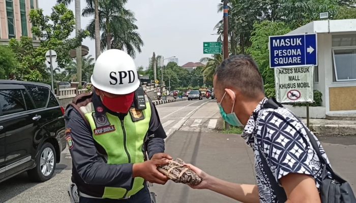 Jaksa di Depok Bagikan Sajadah Gratis
