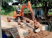 DPUPR Depok Perbaiki Saluran Amblas di Kalimulya