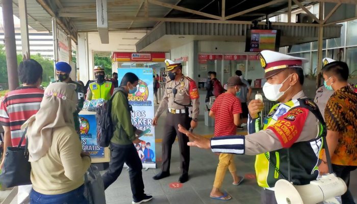 Polres Metro Depok Dirikan Kios Masker di Stasiun