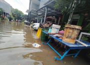 Banjir Terjang Dua Perumahan di Cimanggis dan Satu Warga Terindikasi Covid-19 Dievakuasi Petugas 