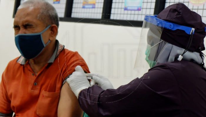 Pelaksanaan Vaksinasi Covid-19 Puskesmas Cisalak Pasar Lebihi Target