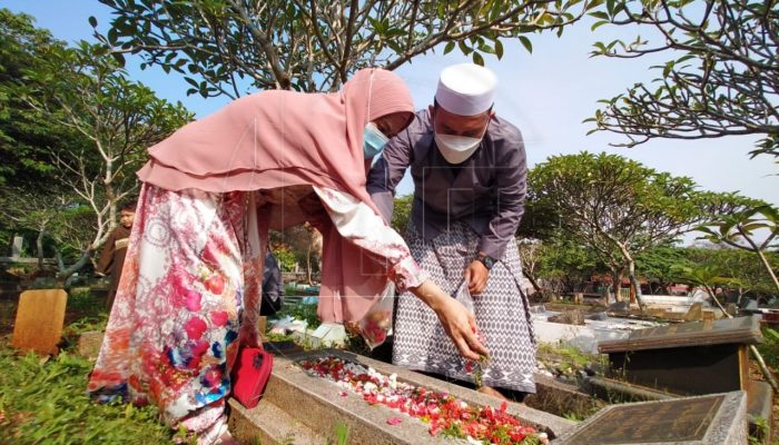 Ziarah Tidak Dilarang, Warga Depok Kunjungi TPU