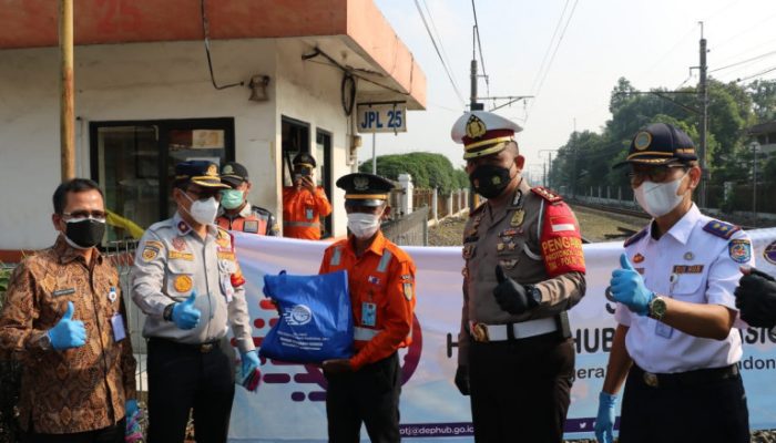 Harhubnas, Dishub Depok Bagikan Ribuan Masker dan Paket Sembako
