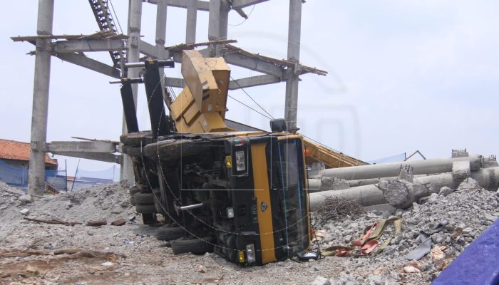 Brak! Crane Jatuh di Panmas Depok, Timpa Rumah Warga