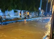 Tersumbat, DPUPR Depok Terjunkan Satgas Bersihkan Sampah di Kolong Jembatan Mampang