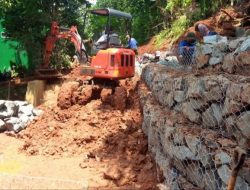 DPUPR Depok Tangani Tanggul Jebol di Kali Angke