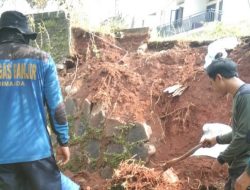 Lakukan Penanganan Longsor di RW 25 Sukamaju, DPUPR Terjunkan Satgas