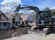 Petugas Terus Bersihkan Material Erupsi yang Timbun Rumah Warga