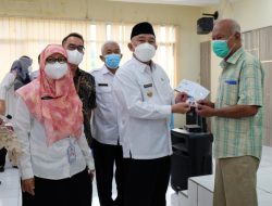 Wali Kota Depok Serahkan ATM Bansos KDS ke Warga Cimanggis
