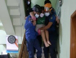 Damkar Depok Evakuasi Warga dengan Keterbatasan Fisik di Cilodong