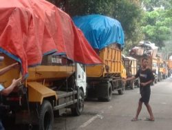 Akses Jalan Longsor, Pembuangan Sampah ke TPA Cipayung Terganggu
