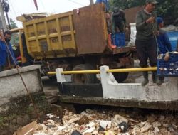 Tangani Sampah Menumpuk di Kali Cabang Barat, DPUPR Depok Terjunkan Satgas