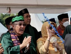 Ikut Tampil dalam Pagelaran Topeng di Lebaran Depok, Wali Kota: Tradisi yang Perlu Dilestarikan