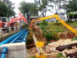 DPUPR Turunkan Dua Alat Berat untuk Bersihkan Sampah di Kali Baru
