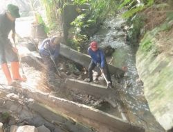 DPUPR Terjunkan Satgas Bersihkan Material Longsor di Kali Cipinang