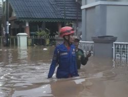Banjir di Empat Lokasi, Damkar Depok Evakuasi Warga