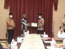 Capai 1,3 Miliar, IBH Serahkan Bantuan Hibah Keagamaan ke 10 Lembaga