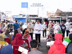 Presiden Bagikan Bantuan Sosial di Pasar Cicaheum