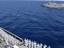 KRI GNR-332 Kawal Kapal Angkatan Laut Korsel Tabur Bunga