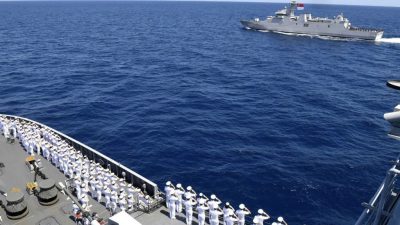 KRI GNR-332 Kawal Kapal Angkatan Laut Korsel Tabur Bunga