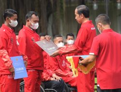 Presiden Serahkan Bonus Bagi Atlet ASEAN Paragames XI 2022