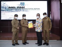 Wali Kota Depok Serahkan SK Pensiun dan Bantuan Korpri ASN