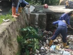 Angkut Sampah di Kali Caringin, DPUPR Depok Terjunkan 10 Personel Satgas