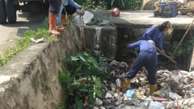 Angkut Sampah di Kali Caringin, DPUPR Depok Terjunkan 10 Personel Satgas