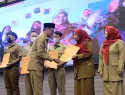 Wawalkot Serahkan SK ke 2.080 Tenaga Pendidik dan Kependidikan non-ASN Jenjang SD