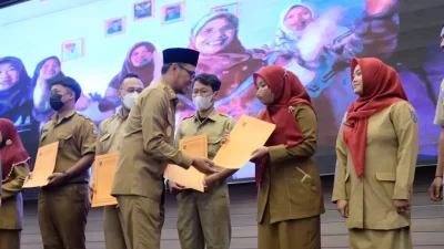 Wawalkot Serahkan SK ke 2.080 Tenaga Pendidik dan Kependidikan non-ASN Jenjang SD